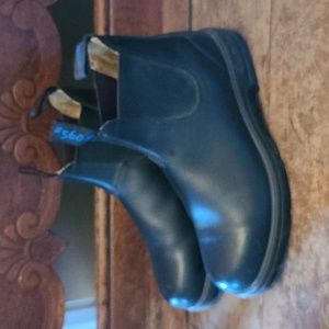 Blundstone black size 7 1/2 Aus(double check for U.S sizing) I believe,is 10.5